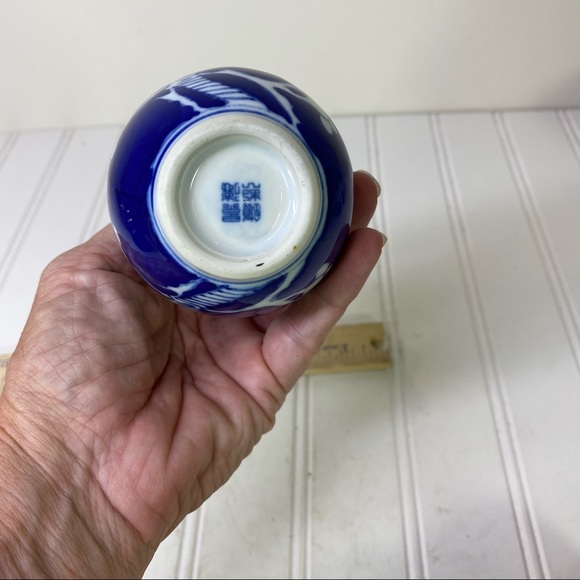 Asian Prunus blue & white floral small vase - Picture 7 of 7